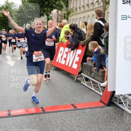 14.06.2026 - REWE Women's Run Strokosch-Dieckow http://msf.ph/oto/9786090 14.06.2026 10:05:21 Ziel 10318, 10409, 10512, 10533, 10583, 10588, 10674, 10675, 10968, 11027, 11091, 11263, 11452, 11462 meine-sportfotos.de