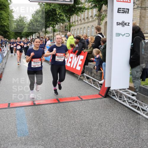14.06.2026 - REWE Women's Run Strokosch-Dieckow http://msf.ph/oto/9786172 14.06.2026 10:05:55 Ziel 10057, 10059, 10087, 10199, 10271, 10309, 10332, 10348, 10493, 10579, 10694, 10705, 10726, 10761, 10799, 10910, 10980, 11034, 11036, 11316, 11356, 11357, 11363, 11532 meine-sportfotos.de