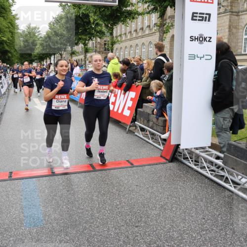 14.06.2026 - REWE Women's Run Strokosch-Dieckow http://msf.ph/oto/9786173 14.06.2026 10:05:55 Ziel 10057, 10059, 10087, 10199, 10271, 10309, 10332, 10348, 10493, 10579, 10694, 10705, 10726, 10761, 10799, 10910, 10980, 11034, 11036, 11316, 11356, 11357, 11363, 11532 meine-sportfotos.de