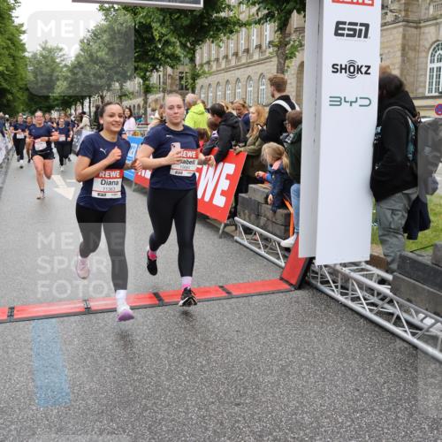 14.06.2026 - REWE Women's Run Strokosch-Dieckow http://msf.ph/oto/9786174 14.06.2026 10:05:55 Ziel 10057, 10059, 10087, 10199, 10271, 10309, 10332, 10348, 10493, 10579, 10694, 10705, 10726, 10761, 10799, 10910, 10980, 11034, 11036, 11316, 11356, 11357, 11363, 11532 meine-sportfotos.de