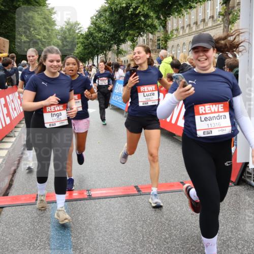 14.06.2026 - REWE Women's Run Strokosch-Dieckow http://msf.ph/oto/9786192 14.06.2026 10:06:00 Ziel 10048, 10049, 10050, 10087, 10123, 10199, 10332, 10477, 10538, 10579, 10624, 10654, 10694, 10705, 10726, 10799, 10910, 11010, 11034, 11036, 11181, 11316, 11356, 11363, 11532 meine-sportfotos.de