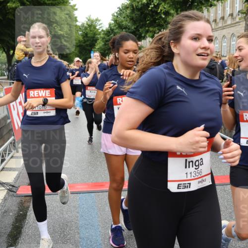 14.06.2026 - REWE Women's Run Strokosch-Dieckow http://msf.ph/oto/9786198 14.06.2026 10:06:01 Ziel 10048, 10049, 10050, 10123, 10199, 10477, 10538, 10624, 10654, 10694, 10705, 10726, 10799, 10910, 11010, 11034, 11036, 11181, 11316, 11356, 11363, 11532 meine-sportfotos.de
