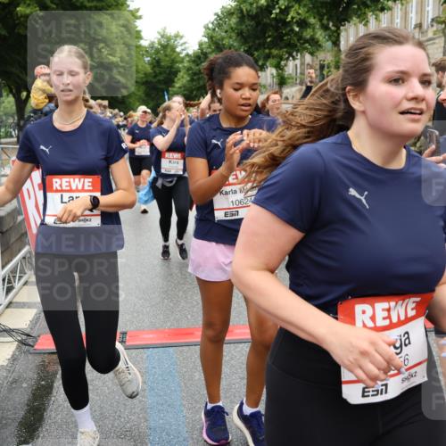14.06.2026 - REWE Women's Run Strokosch-Dieckow http://msf.ph/oto/9786199 14.06.2026 10:06:01 Ziel 10048, 10049, 10050, 10123, 10199, 10477, 10538, 10624, 10654, 10694, 10705, 10726, 10799, 10910, 11010, 11034, 11036, 11181, 11316, 11356, 11363, 11532 meine-sportfotos.de