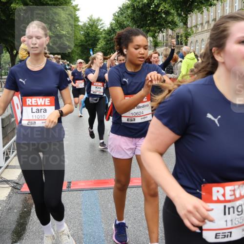 14.06.2026 - REWE Women's Run Strokosch-Dieckow http://msf.ph/oto/9786200 14.06.2026 10:06:01 Ziel 10048, 10049, 10050, 10123, 10199, 10477, 10538, 10624, 10654, 10694, 10705, 10726, 10799, 10910, 11010, 11034, 11036, 11181, 11316, 11356, 11363, 11532 meine-sportfotos.de