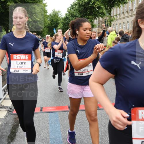 14.06.2026 - REWE Women's Run Strokosch-Dieckow http://msf.ph/oto/9786201 14.06.2026 10:06:01 Ziel 10048, 10049, 10050, 10123, 10199, 10477, 10538, 10624, 10654, 10694, 10705, 10726, 10799, 10910, 11010, 11034, 11036, 11181, 11316, 11356, 11363, 11532 meine-sportfotos.de
