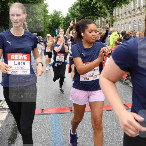 14.06.2026 - REWE Women's Run Strokosch-Dieckow http://msf.ph/oto/9786202 14.06.2026 10:06:01 Ziel 10048, 10049, 10050, 10123, 10199, 10477, 10538, 10624, 10654, 10694, 10705, 10726, 10799, 10910, 11010, 11034, 11036, 11181, 11316, 11356, 11363, 11532 meine-sportfotos.de