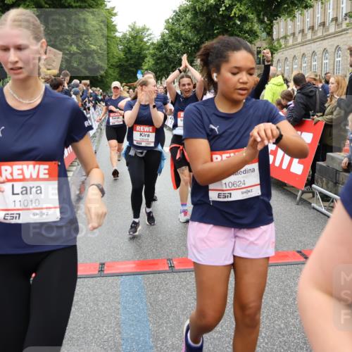 14.06.2026 - REWE Women's Run Strokosch-Dieckow http://msf.ph/oto/9786204 14.06.2026 10:06:01 Ziel 10048, 10049, 10050, 10123, 10199, 10477, 10538, 10624, 10654, 10694, 10705, 10726, 10799, 10910, 11010, 11034, 11036, 11181, 11316, 11356, 11363, 11532 meine-sportfotos.de