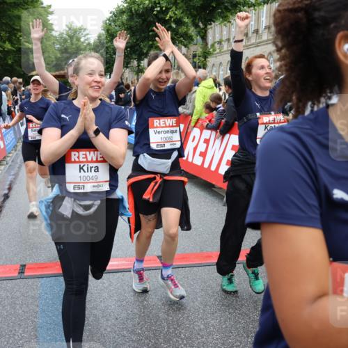 14.06.2026 - REWE Women's Run Strokosch-Dieckow http://msf.ph/oto/9786206 14.06.2026 10:06:02 Ziel 10019, 10048, 10049, 10050, 10123, 10199, 10477, 10538, 10581, 10624, 10654, 10694, 10705, 10910, 11010, 11034, 11036, 11114, 11121, 11181, 11316, 11356, 11363 meine-sportfotos.de