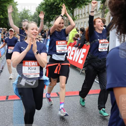 14.06.2026 - REWE Women's Run Strokosch-Dieckow http://msf.ph/oto/9786207 14.06.2026 10:06:02 Ziel 10019, 10048, 10049, 10050, 10123, 10199, 10477, 10538, 10581, 10624, 10654, 10694, 10705, 10910, 11010, 11034, 11036, 11114, 11121, 11181, 11316, 11356, 11363 meine-sportfotos.de