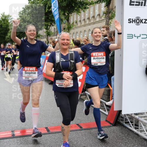 14.06.2026 - REWE Women's Run Strokosch-Dieckow http://msf.ph/oto/9786228 14.06.2026 10:06:07 Ziel 10019, 10048, 10049, 10050, 10123, 10195, 10462, 10477, 10538, 10581, 10624, 10654, 10671, 10823, 10880, 11010, 11034, 11114, 11121, 11181, 11188, 11316, 11356 meine-sportfotos.de