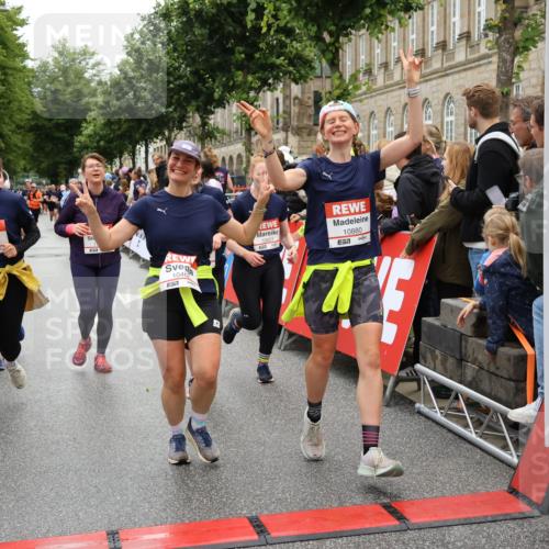 14.06.2026 - REWE Women's Run Strokosch-Dieckow http://msf.ph/oto/9786232 14.06.2026 10:06:10 Ziel 10019, 10123, 10195, 10462, 10538, 10581, 10654, 10671, 10823, 10880, 11112, 11114, 11121, 11181, 11188 meine-sportfotos.de