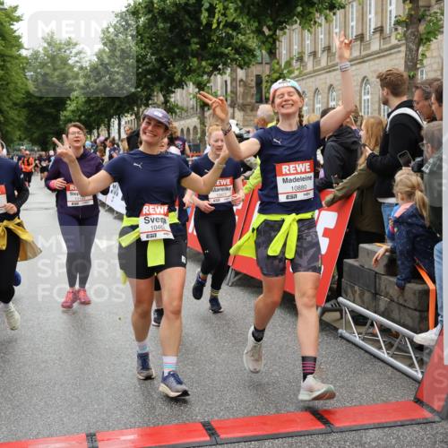 14.06.2026 - REWE Women's Run Strokosch-Dieckow http://msf.ph/oto/9786233 14.06.2026 10:06:10 Ziel 10019, 10123, 10195, 10462, 10538, 10581, 10654, 10671, 10823, 10880, 11112, 11114, 11121, 11181, 11188 meine-sportfotos.de