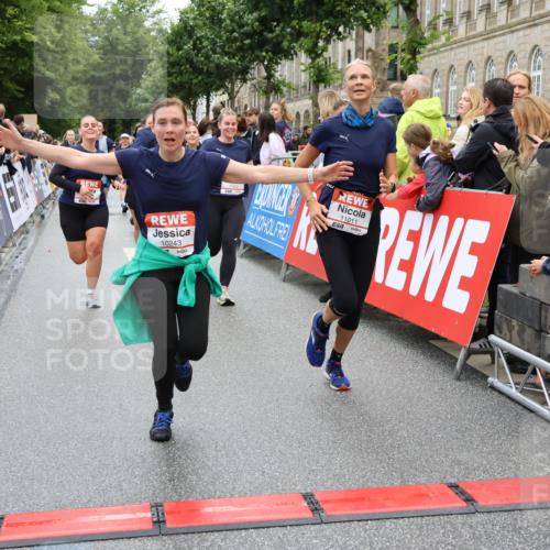14.06.2026 - REWE Women's Run Strokosch-Dieckow http://msf.ph/oto/9786290 14.06.2026 10:06:29 Ziel 10243, 10255, 10474, 10655, 10672, 10701, 10857, 10988, 11011, 11148, 11211, 11233, 11235, 11484 meine-sportfotos.de
