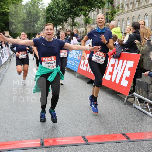 14.06.2026 - REWE Women's Run Strokosch-Dieckow http://msf.ph/oto/9786291 14.06.2026 10:06:29 Ziel 10243, 10255, 10474, 10655, 10672, 10701, 10857, 10988, 11011, 11148, 11211, 11233, 11235, 11484 meine-sportfotos.de