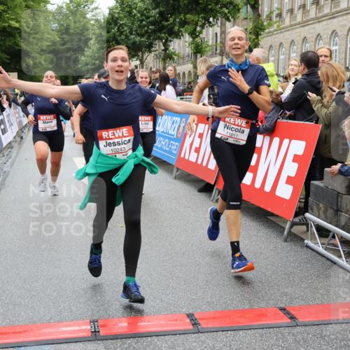 14.06.2026 - REWE Women's Run Strokosch-Dieckow http://msf.ph/oto/9786292 14.06.2026 10:06:29 Ziel 10243, 10255, 10474, 10655, 10672, 10701, 10857, 10988, 11011, 11148, 11211, 11233, 11235, 11484 meine-sportfotos.de