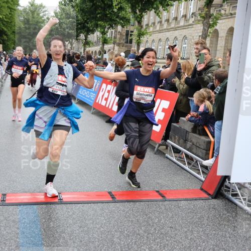 14.06.2026 - REWE Women's Run Strokosch-Dieckow http://msf.ph/oto/9786311 14.06.2026 10:06:32 Ziel 10243, 10255, 10474, 10655, 10672, 10826, 10857, 11011, 11148, 11233, 11235, 11410, 11484, 11521 meine-sportfotos.de