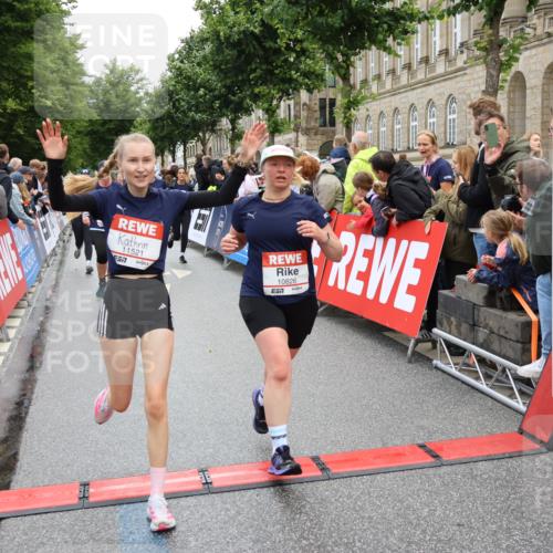 14.06.2026 - REWE Women's Run Strokosch-Dieckow http://msf.ph/oto/9786319 14.06.2026 10:06:34 Ziel 10243, 10255, 10474, 10597, 10655, 10672, 10747, 10826, 10857, 11011, 11148, 11233, 11235, 11250, 11267, 11410, 11484, 11521 meine-sportfotos.de