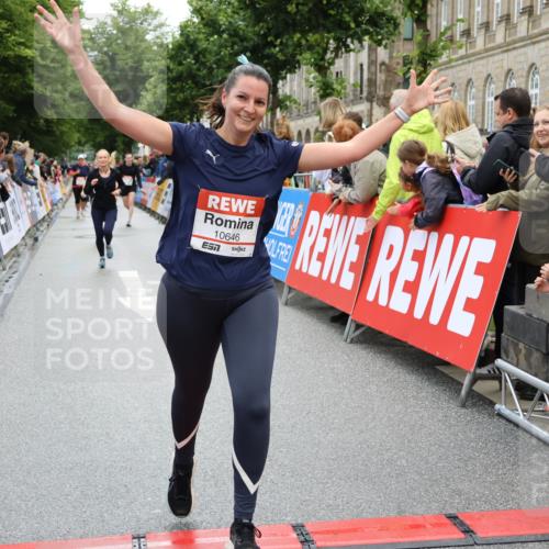 14.06.2026 - REWE Women's Run Strokosch-Dieckow http://msf.ph/oto/9786360 14.06.2026 10:06:50 Ziel 10282, 10646, 10868, 11182, 11321 meine-sportfotos.de