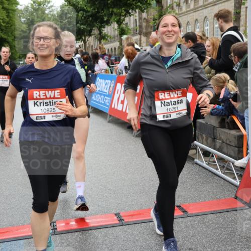 14.06.2026 - REWE Women's Run Strokosch-Dieckow http://msf.ph/oto/9786385 14.06.2026 10:07:03 Ziel 10060, 10061, 10428, 10505, 10791, 10825, 10939, 11031, 11354, 11476 meine-sportfotos.de