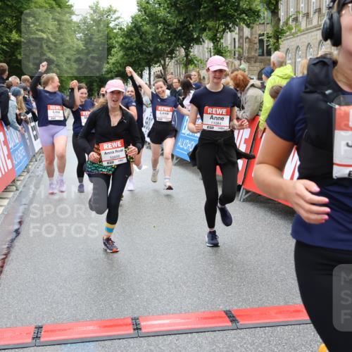 14.06.2026 - REWE Women's Run Strokosch-Dieckow http://msf.ph/oto/9786416 14.06.2026 10:07:17 Ziel 10006, 10007, 10008, 10009, 10117, 10205, 10467, 10609, 10888, 10949, 11015, 11084, 11127, 11161 meine-sportfotos.de