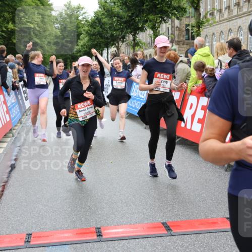 14.06.2026 - REWE Women's Run Strokosch-Dieckow http://msf.ph/oto/9786417 14.06.2026 10:07:17 Ziel 10006, 10007, 10008, 10009, 10117, 10205, 10467, 10609, 10888, 10949, 11015, 11084, 11127, 11161 meine-sportfotos.de