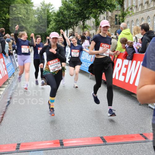 14.06.2026 - REWE Women's Run Strokosch-Dieckow http://msf.ph/oto/9786418 14.06.2026 10:07:17 Ziel 10006, 10007, 10008, 10009, 10117, 10205, 10467, 10609, 10888, 10949, 11015, 11084, 11127, 11161 meine-sportfotos.de
