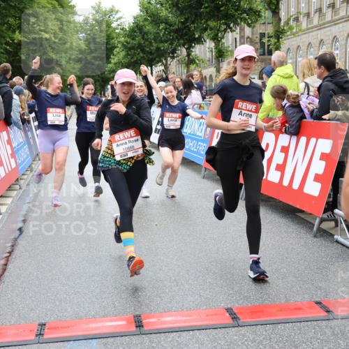 14.06.2026 - REWE Women's Run Strokosch-Dieckow http://msf.ph/oto/9786419 14.06.2026 10:07:17 Ziel 10006, 10007, 10008, 10009, 10117, 10205, 10467, 10609, 10888, 10949, 11015, 11084, 11127, 11161 meine-sportfotos.de