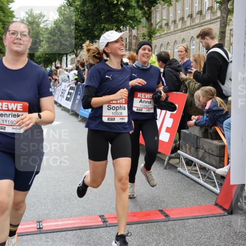 14.06.2026 - REWE Women's Run Strokosch-Dieckow http://msf.ph/oto/9786442 14.06.2026 10:07:27 Ziel 10117, 10508, 11192, 11252 meine-sportfotos.de