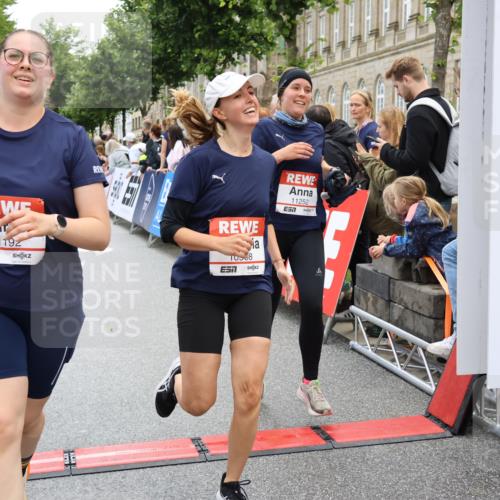 14.06.2026 - REWE Women's Run Strokosch-Dieckow http://msf.ph/oto/9786443 14.06.2026 10:07:27 Ziel 10117, 10508, 11192, 11252 meine-sportfotos.de