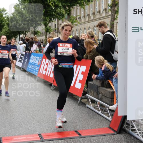 14.06.2026 - REWE Women's Run Strokosch-Dieckow http://msf.ph/oto/9786462 14.06.2026 10:07:42 Ziel 10113, 10861, 10924, 10965, 11077 meine-sportfotos.de