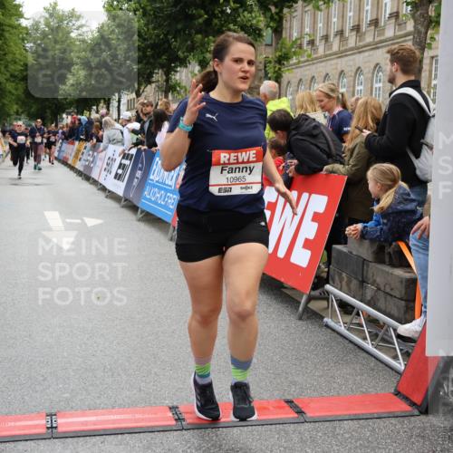 14.06.2026 - REWE Women's Run Strokosch-Dieckow http://msf.ph/oto/9786478 14.06.2026 10:07:45 Ziel 10861, 10924, 10965, 11077 meine-sportfotos.de