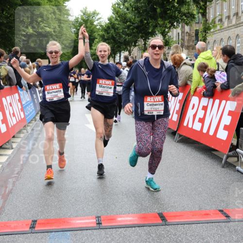 14.06.2026 - REWE Women's Run Strokosch-Dieckow http://msf.ph/oto/9786486 14.06.2026 10:07:53 Ziel 10194, 10237, 11021, 11062, 11098, 11099, 11496 meine-sportfotos.de
