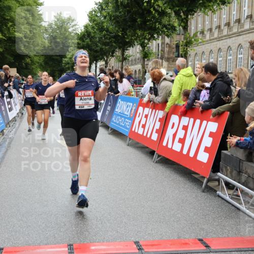 14.06.2026 - REWE Women's Run Strokosch-Dieckow http://msf.ph/oto/9786497 14.06.2026 10:07:57 Ziel 10126, 10164, 10194, 10237, 10852, 11021, 11062, 11098, 11099, 11156, 11496 meine-sportfotos.de