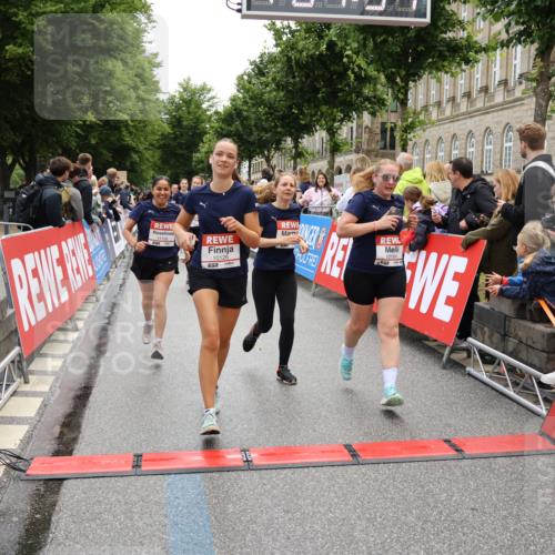 14.06.2026 - REWE Women's Run Strokosch-Dieckow http://msf.ph/oto/9786505 14.06.2026 10:07:59 Ziel 10126, 10164, 10194, 10237, 10350, 10852, 11021, 11033, 11062, 11063, 11098, 11099, 11156, 11496 meine-sportfotos.de