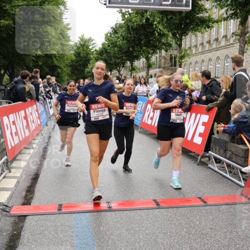 14.06.2026 - REWE Women's Run Strokosch-Dieckow http://msf.ph/oto/9786506 14.06.2026 10:07:59 Ziel 10126, 10164, 10194, 10237, 10350, 10852, 11021, 11033, 11062, 11063, 11098, 11099, 11156, 11496 meine-sportfotos.de