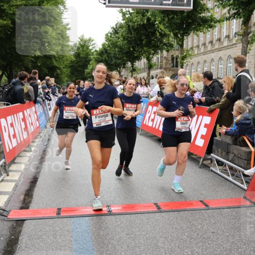 14.06.2026 - REWE Women's Run Strokosch-Dieckow http://msf.ph/oto/9786507 14.06.2026 10:07:59 Ziel 10126, 10164, 10194, 10237, 10350, 10852, 11021, 11033, 11062, 11063, 11098, 11099, 11156, 11496 meine-sportfotos.de