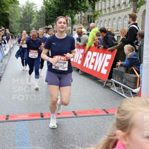14.06.2026 - REWE Women's Run Strokosch-Dieckow http://msf.ph/oto/9786518 14.06.2026 10:08:04 Ziel 10126, 10164, 10213, 10350, 10414, 10685, 10852, 11033, 11063, 11073, 11156, 11496 meine-sportfotos.de