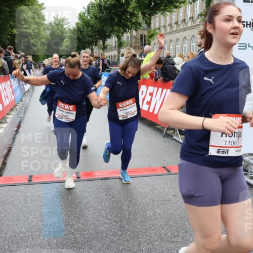 14.06.2026 - REWE Women's Run Strokosch-Dieckow http://msf.ph/oto/9786523 14.06.2026 10:08:04 Ziel 10126, 10164, 10213, 10350, 10414, 10685, 10852, 11033, 11063, 11073, 11156, 11496 meine-sportfotos.de
