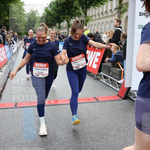 14.06.2026 - REWE Women's Run Strokosch-Dieckow http://msf.ph/oto/9786526 14.06.2026 10:08:05 Ziel 10126, 10164, 10213, 10350, 10414, 10685, 10852, 11033, 11063, 11073, 11156, 11496 meine-sportfotos.de