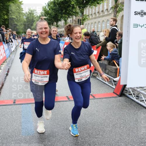 14.06.2026 - REWE Women's Run Strokosch-Dieckow http://msf.ph/oto/9786528 14.06.2026 10:08:05 Ziel 10126, 10164, 10213, 10350, 10414, 10685, 10852, 11033, 11063, 11073, 11156, 11496 meine-sportfotos.de