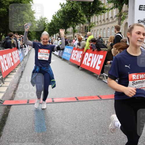 14.06.2026 - REWE Women's Run Strokosch-Dieckow http://msf.ph/oto/9786532 14.06.2026 10:08:06 Ziel 10126, 10164, 10213, 10350, 10414, 10685, 10852, 11033, 11063, 11073, 11156, 11480 meine-sportfotos.de