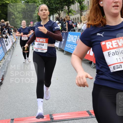14.06.2026 - REWE Women's Run Strokosch-Dieckow http://msf.ph/oto/9786546 14.06.2026 10:08:13 Ziel 10213, 10739, 10743, 11073, 11145, 11393, 11480 meine-sportfotos.de