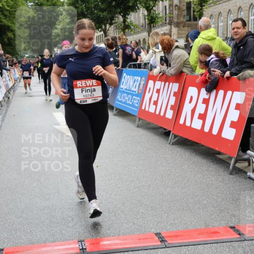 14.06.2026 - REWE Women's Run Strokosch-Dieckow http://msf.ph/oto/9786550 14.06.2026 10:08:15 Ziel 10739, 10743, 11145, 11393, 11480 meine-sportfotos.de