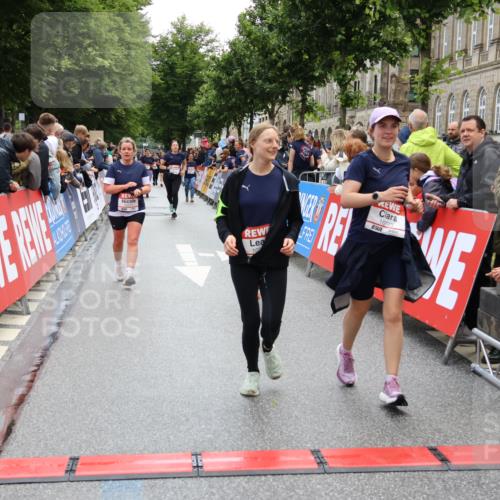 14.06.2026 - REWE Women's Run Strokosch-Dieckow http://msf.ph/oto/9786556 14.06.2026 10:08:20 Ziel 10353, 10371, 10723, 10739, 10743, 11145, 11376, 11393 meine-sportfotos.de