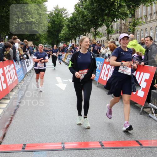 14.06.2026 - REWE Women's Run Strokosch-Dieckow http://msf.ph/oto/9786557 14.06.2026 10:08:20 Ziel 10353, 10371, 10723, 10739, 10743, 11145, 11376, 11393 meine-sportfotos.de