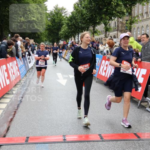 14.06.2026 - REWE Women's Run Strokosch-Dieckow http://msf.ph/oto/9786558 14.06.2026 10:08:20 Ziel 10353, 10371, 10723, 10739, 10743, 11145, 11376, 11393 meine-sportfotos.de