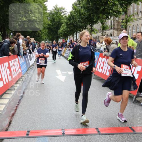 14.06.2026 - REWE Women's Run Strokosch-Dieckow http://msf.ph/oto/9786559 14.06.2026 10:08:20 Ziel 10353, 10371, 10723, 10739, 10743, 11145, 11376, 11393 meine-sportfotos.de