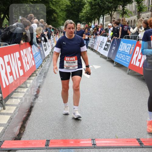 14.06.2026 - REWE Women's Run Strokosch-Dieckow http://msf.ph/oto/9786561 14.06.2026 10:08:22 Ziel 10353, 10371, 10578, 10723, 10743, 11376, 11393 meine-sportfotos.de