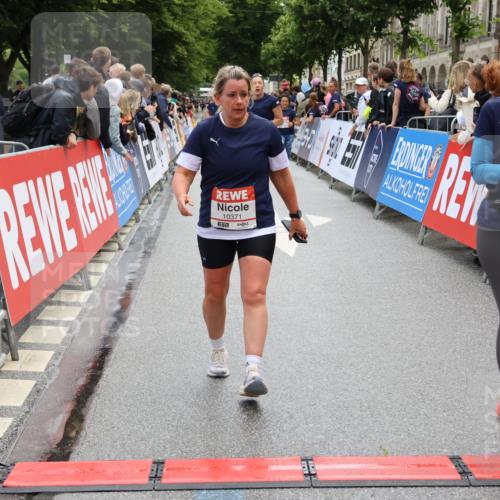14.06.2026 - REWE Women's Run Strokosch-Dieckow http://msf.ph/oto/9786562 14.06.2026 10:08:22 Ziel 10353, 10371, 10578, 10723, 10743, 11376, 11393 meine-sportfotos.de