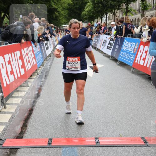 14.06.2026 - REWE Women's Run Strokosch-Dieckow http://msf.ph/oto/9786563 14.06.2026 10:08:22 Ziel 10353, 10371, 10578, 10723, 10743, 11376, 11393 meine-sportfotos.de